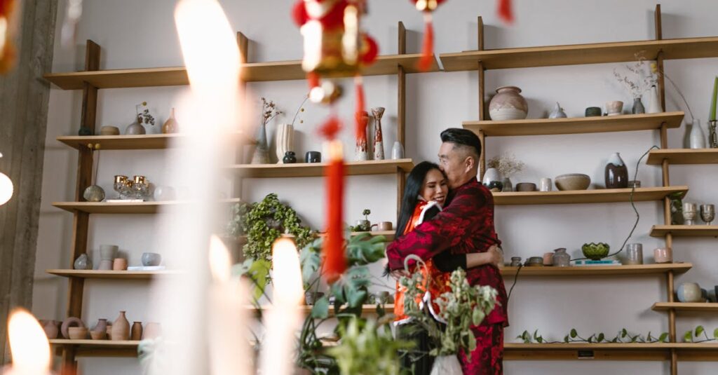 窓辺でひとり思索する桐山零。光と影の間で“わかってほしい”と願う心を象徴するシーン。