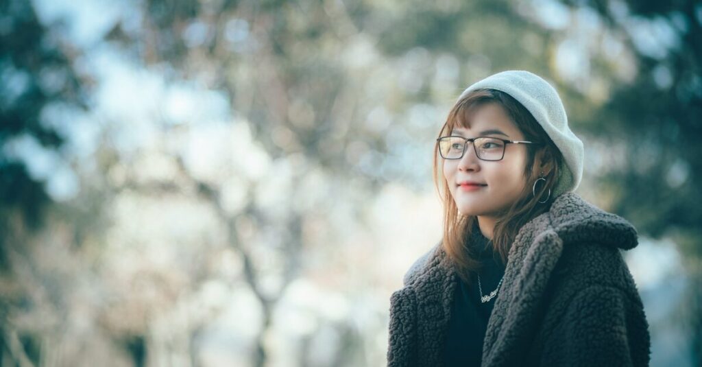 やわらかな光の中でほっとした表情の女性。感じることを許した後の静かな回復を象徴する風景。