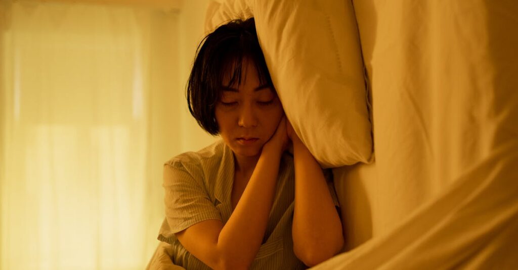 見えない期待の重さを背負いながら佇む女性。期待に応え続けた疲れを象徴する風景。