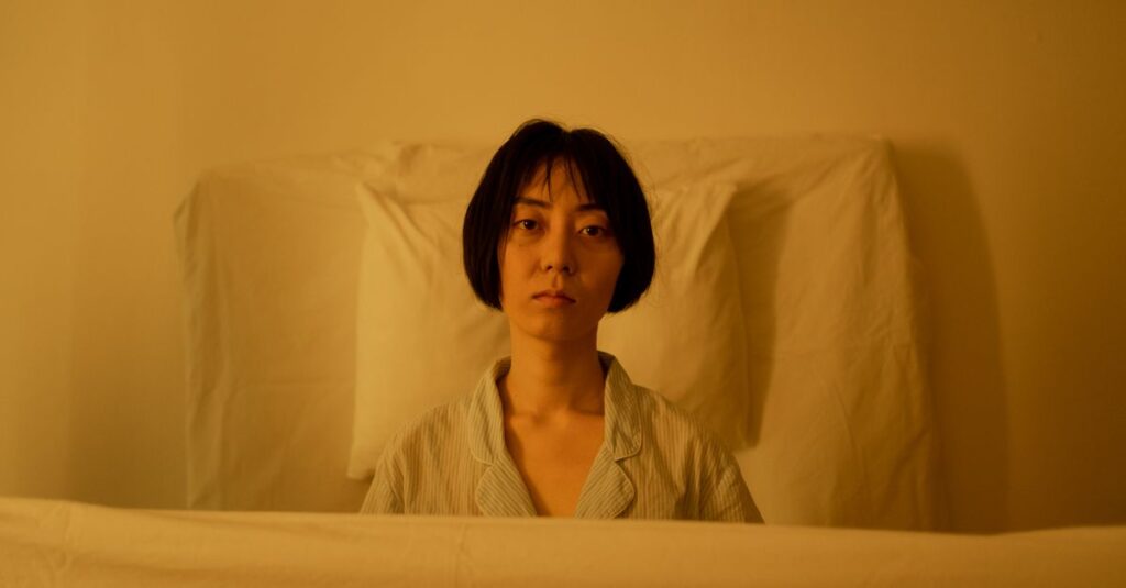 見えない重さを背負いながら静かに佇む女性。優しくしなきゃの疲れを象徴する風景。