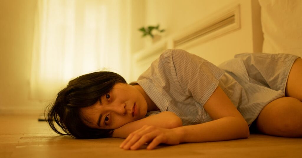 あたたかな場所でほっとした表情の女性。ただそこにいていいと感じられる安心を象徴する風景。