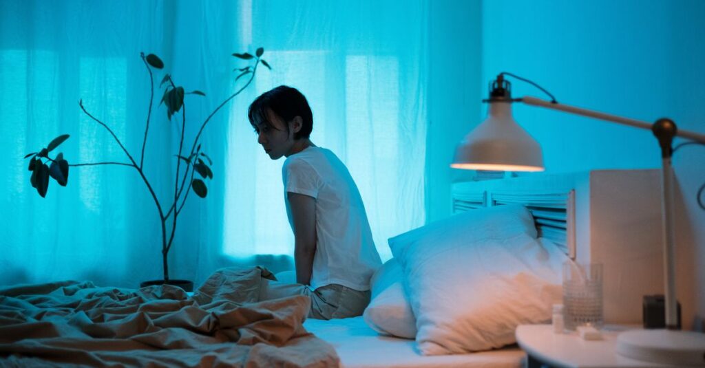 夜の静かな灯りの中でひとり座る人。言葉を飲み込んだ心の中に、それぞれの理由がある。