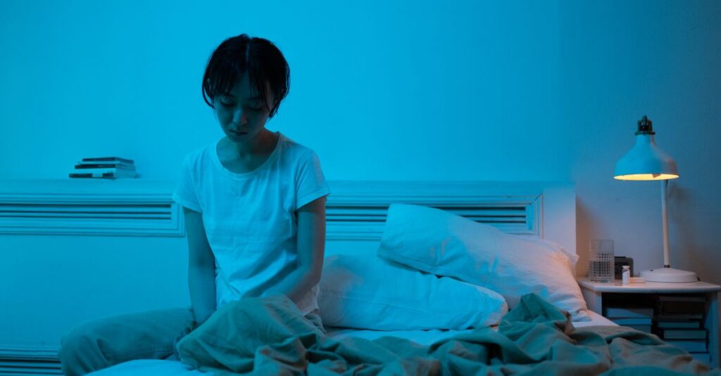 夜ひとりで静かに考え込む女性。決められない自分を責め続けた時間を象徴する風景。