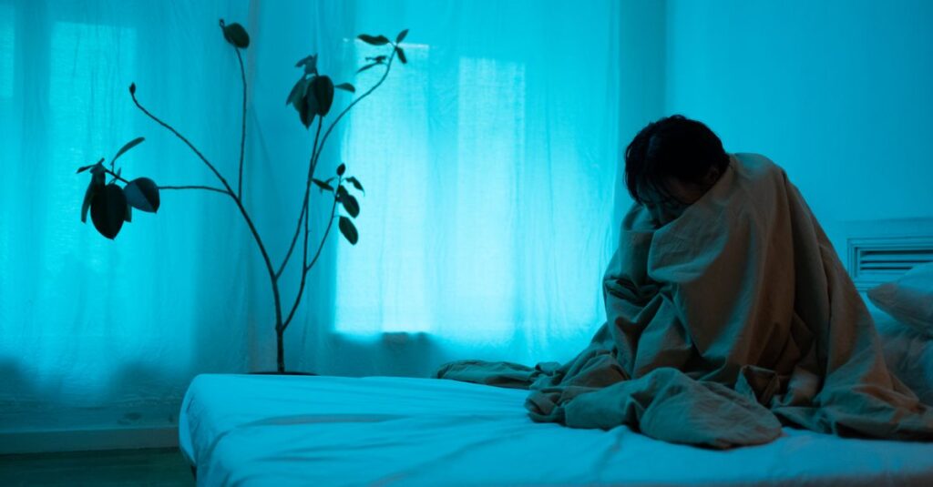 見えない重さを背負いながら静かに佇む女性。優しくしなきゃの疲れを象徴する風景。