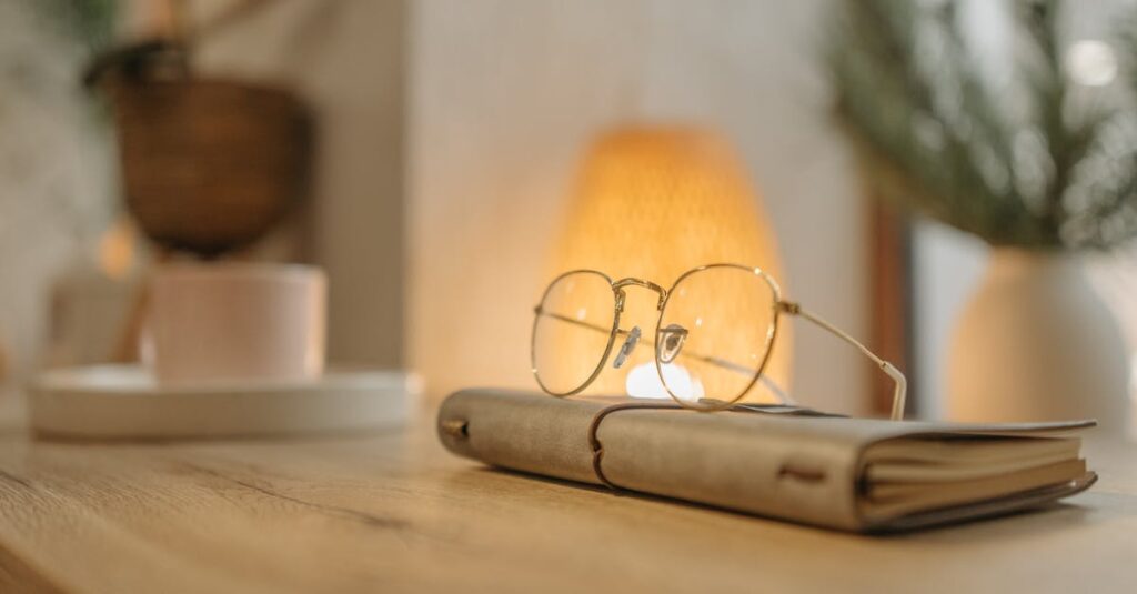 やわらかな灯りの中で静かに振り返る時間。今日を一段積む感覚を象徴する風景。