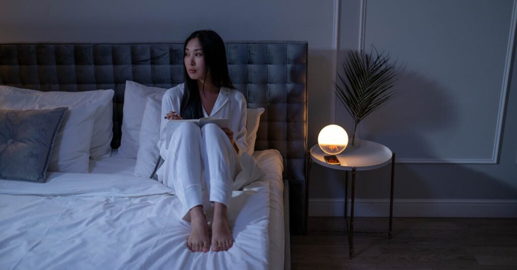 夜ひとりで静かに考え込む女性。決められない自分を責め続けた時間を象徴する風景。