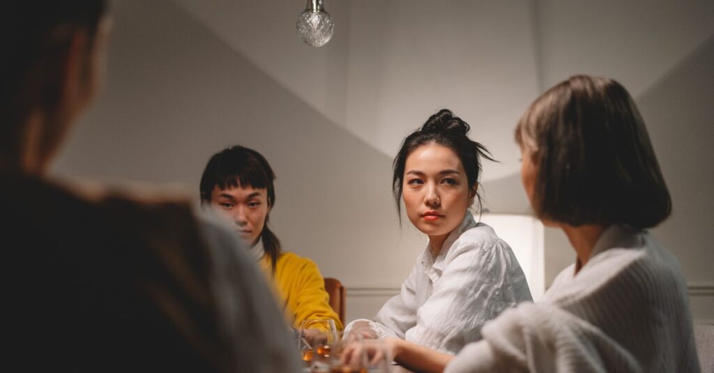 相手の顔色をそっとうかがう女性。嫌われたくない不安を抱えながら過ごす日々を象徴する風景。