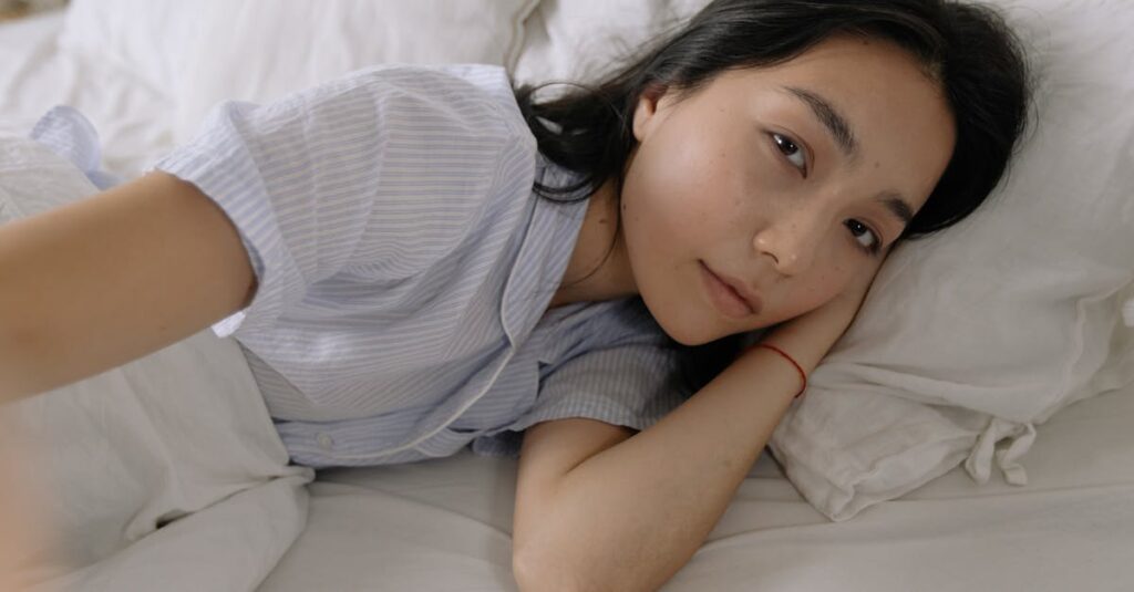 朝の光の中で穏やかに目を覚ます女性。何も崩れなかった翌朝の静かな安堵を象徴する風景。