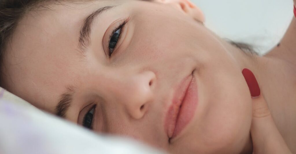 やわらかな光の中で静かに回復する女性。自分を満たすことで優しさが戻ってくる希望を象徴する風景。