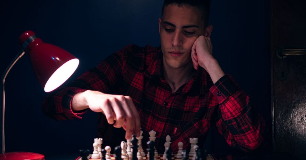 将棋盤の前でひとり重圧を感じる青年。期待に応え続けることの孤独を象徴する風景。