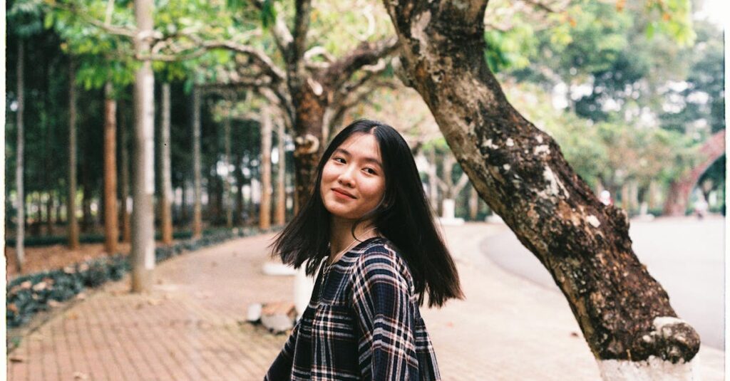 やわらかな光の中を穏やかに歩く女性。迷いを抱えたまま前に進む静かな強さを象徴する風景。