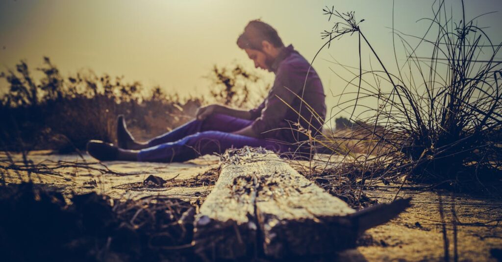 やわらかな光の中でひとり静かに座る人。うまくいかない時間の奥に、次の一歩が息をしている。