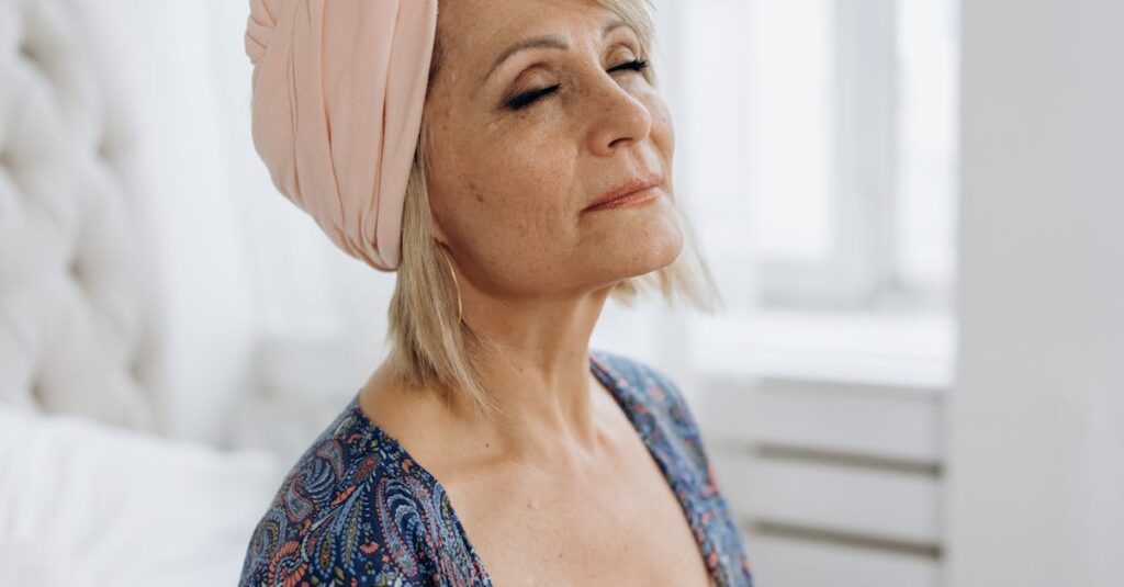 静かな場所で深呼吸をする女性。呼吸の光が心の中を満たしていくような穏やかな瞬間。