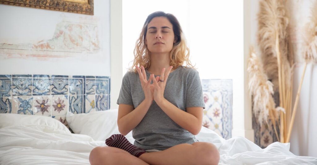 やわらかな光の中で呼吸を整える女性。吸って、吐いて、今ここへ戻っていく。
