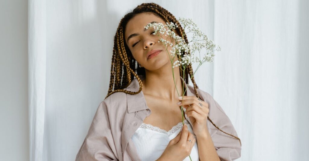 やわらかな光の中で目を閉じる姿。決めなくてもいい時間を象徴する穏やかな空間。