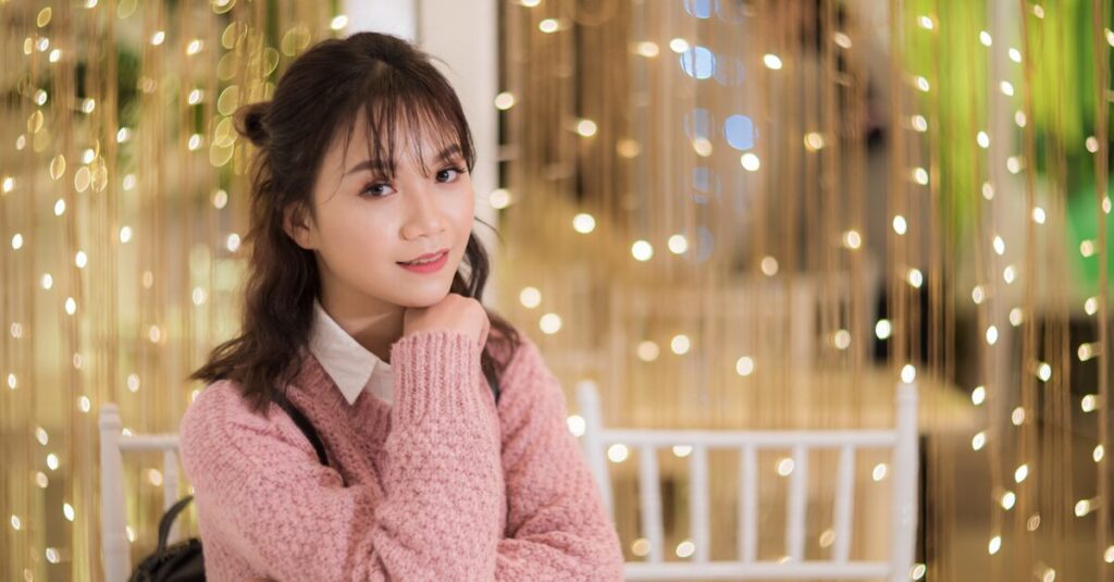 少し考え込みながらもやわらかく微笑む女性。自分の本音に気づき始めた穏やかな時間を象徴する情景。