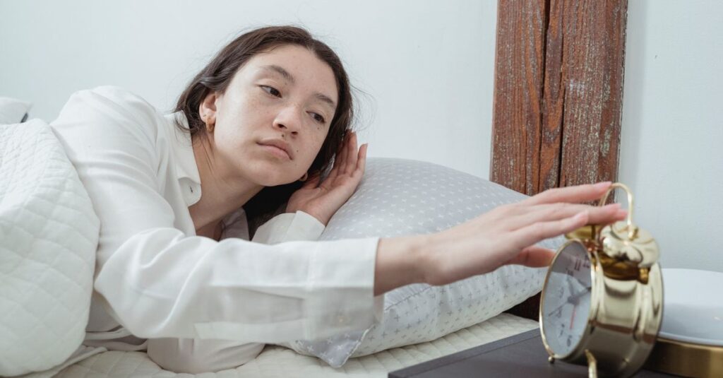 朝の光の中で穏やかに目を覚ます女性。何も崩れなかった翌朝の静かな安堵を象徴する風景。