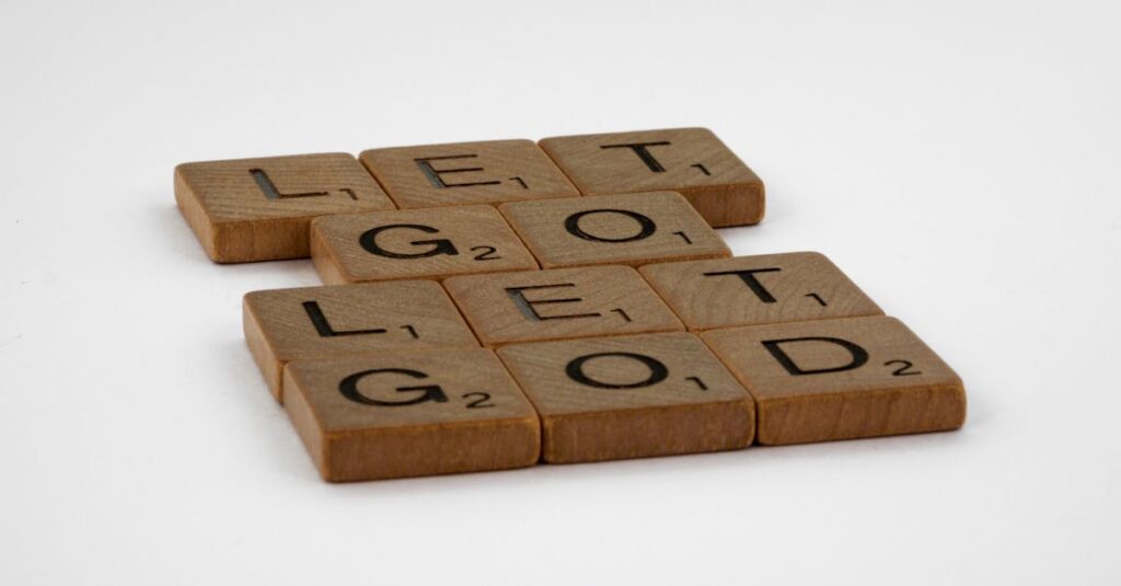 やわらかな光の中をひとり歩く人。すべてを伝えなくてもいい、そう思えたとき、心は少し軽くなる。