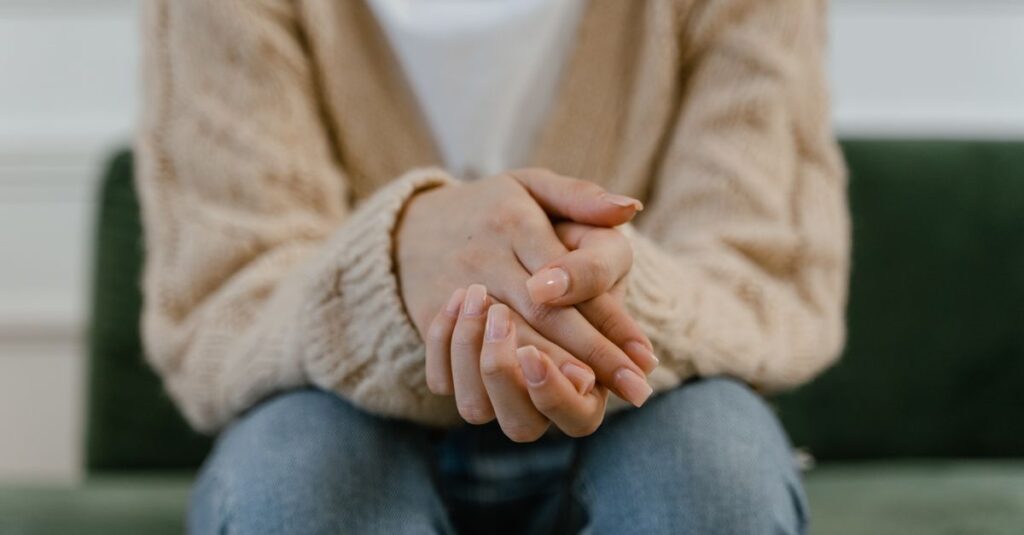疲れたまま静かに座る女性。無理をしながら優しくあろうとした日々を象徴する風景。