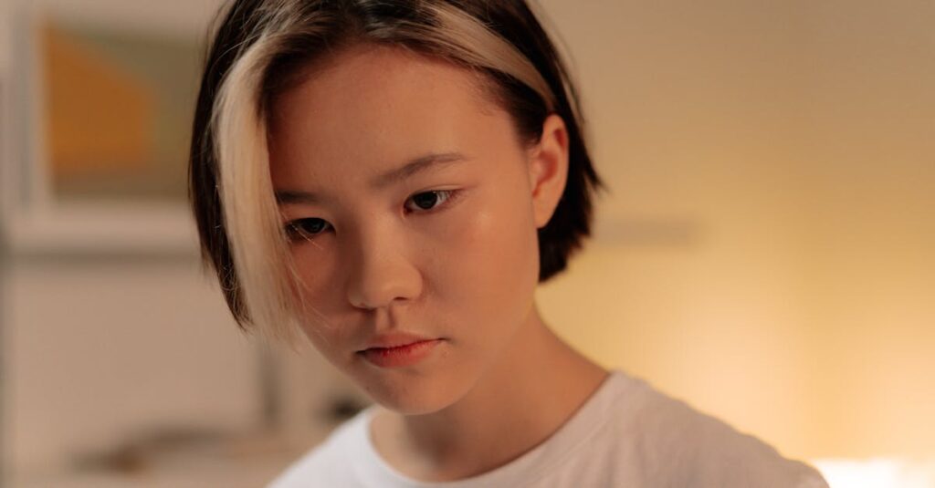 落ち着いているようでどこか葛藤を感じさせる人物。達観しかけた心の揺れを象徴するやわらかな光の情景。