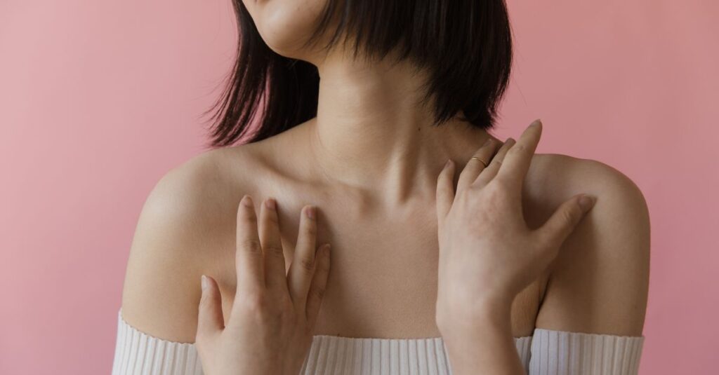 胸にそっと手を当てる女性。自分の気持ちをまず自分が受け取る静かな時間を象徴する風景。