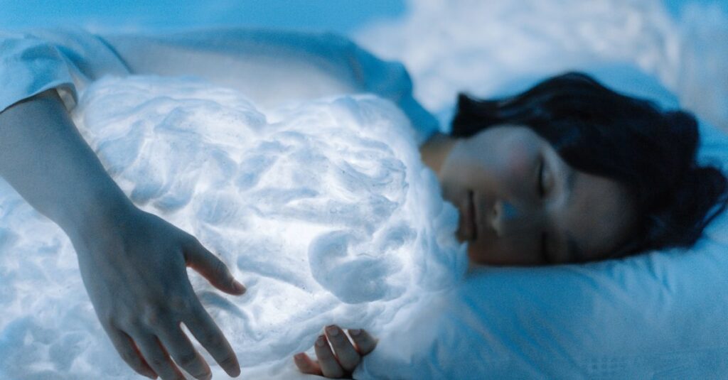 静かな夜の光の中で安心して眠る女性。考えすぎる夜を、安心へと変えていく時間。