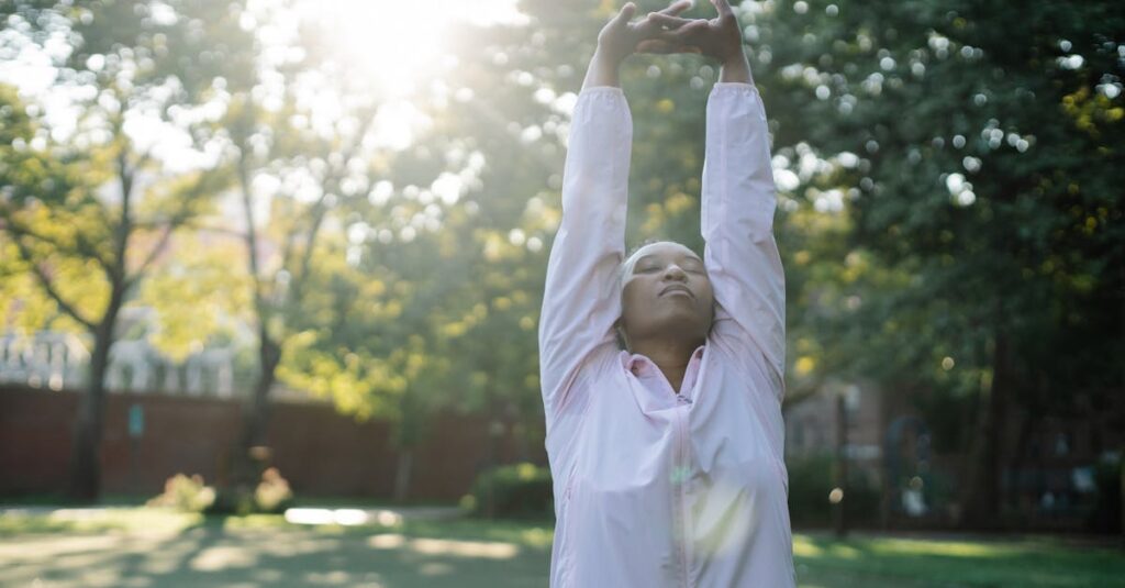 やわらかな光の中で伸びをする女性。ちゃんとを手放した後の軽やかな解放感を象徴する風景。