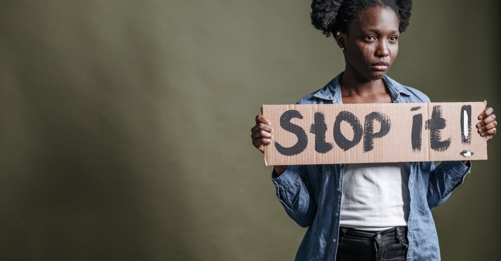 静かに前を見据える女性。恐れの中にある自由と勇気の象徴として描かれた世界観。