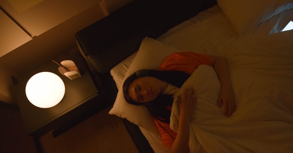 夜ひとりで静かに考え込む女性。決められない自分を責め続けた時間を象徴する風景。