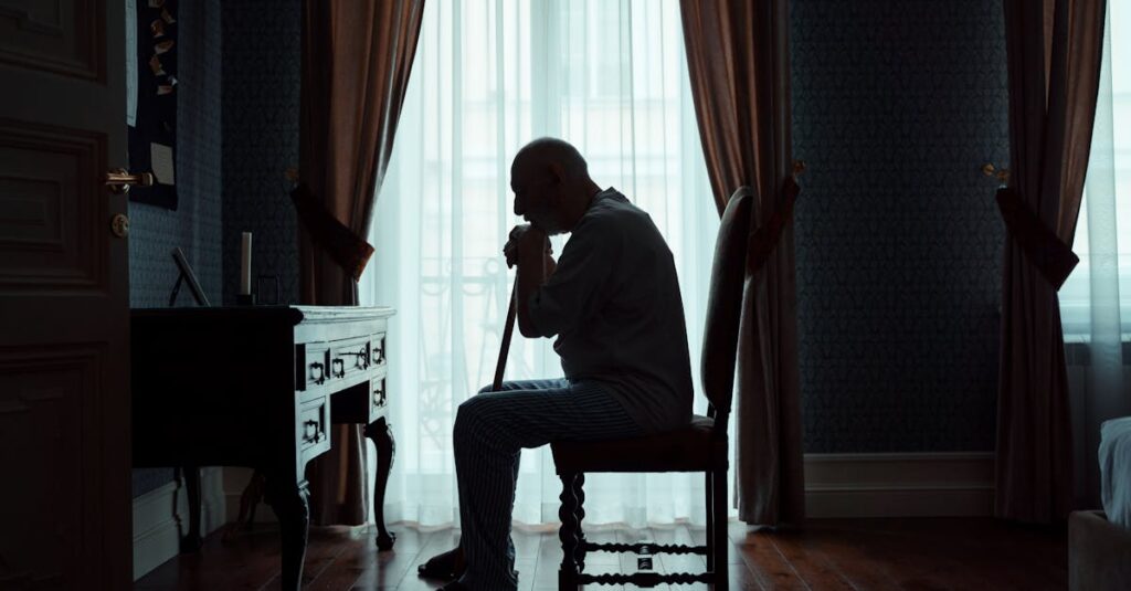 静かな部屋に差し込むやわらかな光。未来を考えると重たくなる心を象徴する風景。