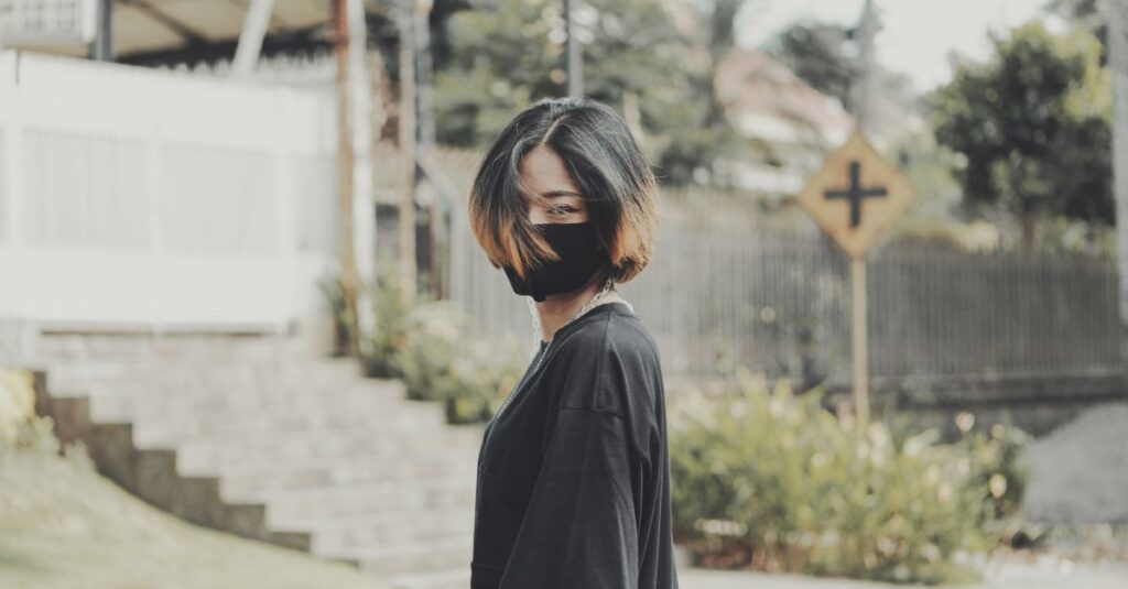 分かれ道に立ちながら静かに佇む女性。決めきれないまま迷い続けた日々を象徴する風景。