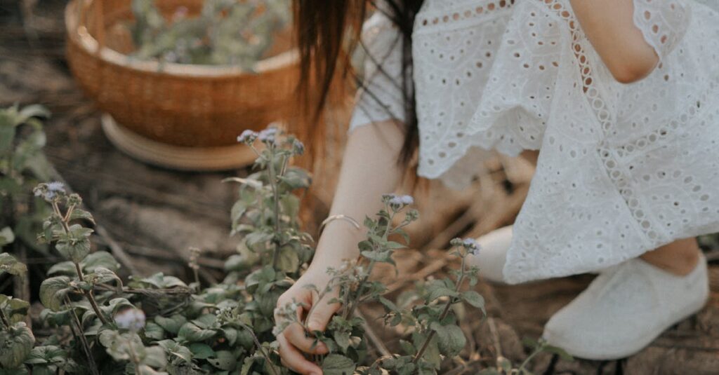 小道の脇でゆっくり花を摘む女性。急がない旅の穏やかな豊かさを象徴する風景。