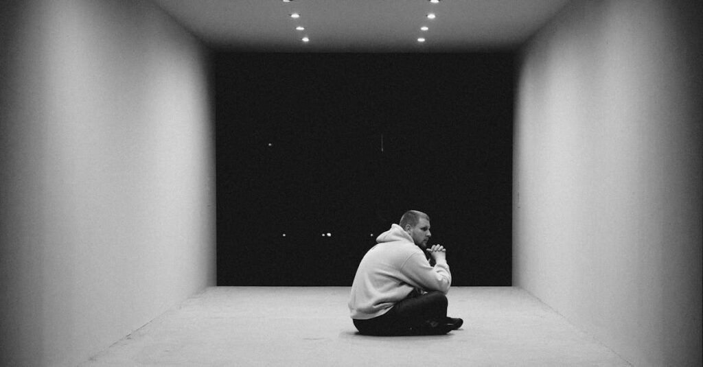 空になった器がやわらかな光の中に静かに置かれている。優しさが消耗していく様子を象徴する風景。