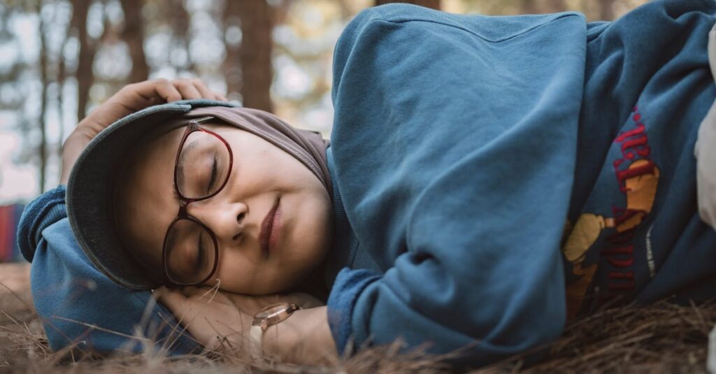 木漏れ日の中で静かに呼吸する女性。吸って、吐いて、今ここへ戻っていく。