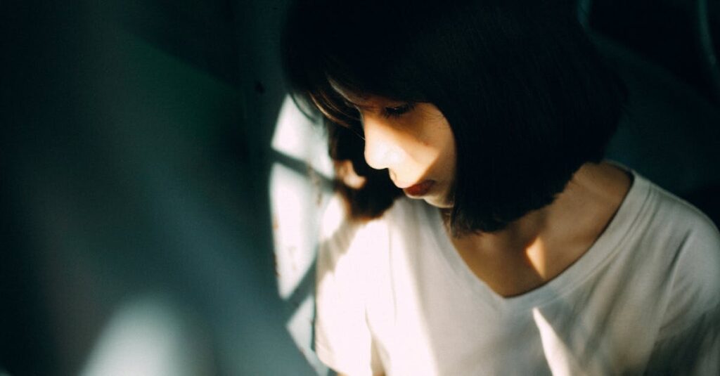 夕暮れの中で静かに考え込む人物。選択の重みと感受性の強さを象徴する風景。