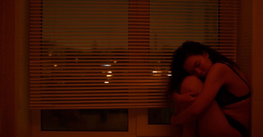 夜の窓辺にやわらかな光が差し込む静かな部屋。言えない本音を抱えたまま過ごす夜の心を象徴する風景。