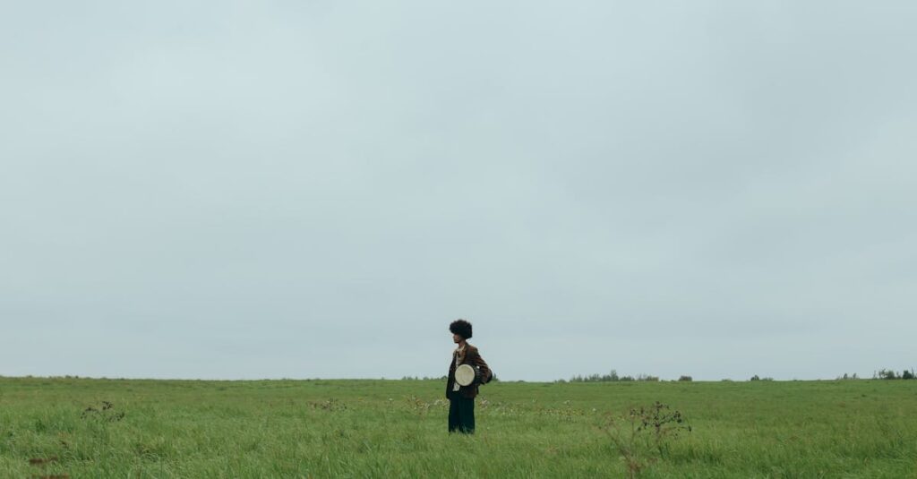 広い草原にひとり立つ旅人。ひとりでいる時間は、取り残されることではなく、準備の時間。