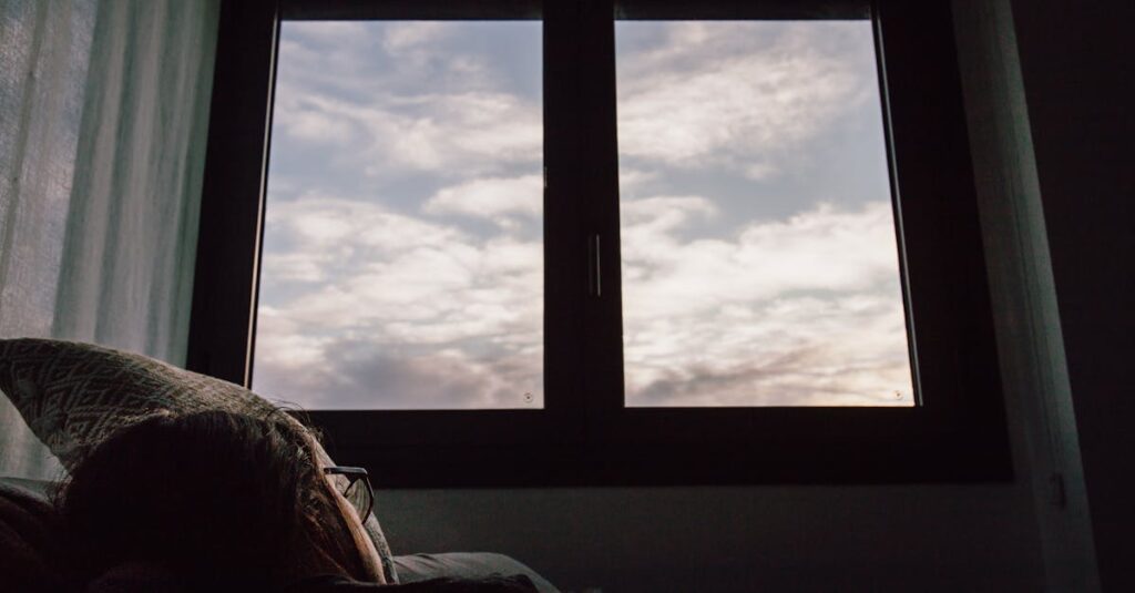 やわらかな朝の光が差し込む静かな部屋。ひとりの時間の中で少しずつ呼吸が戻っていく安心を象徴する風景。