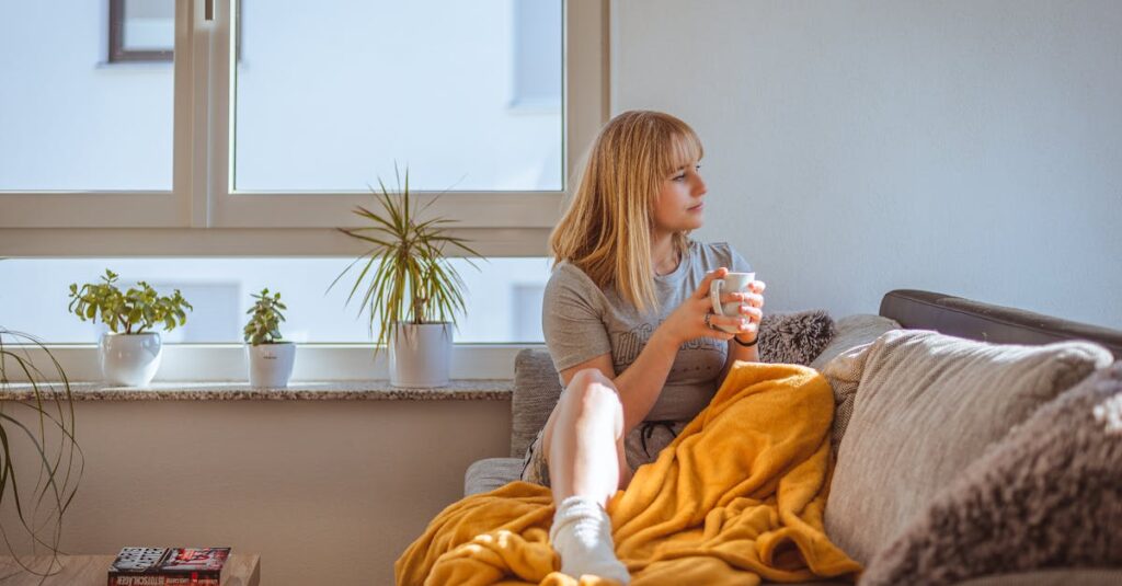 やわらかな朝の光が静かに差し込む穏やかな部屋。派手ではないけれど心を支える静かな安心を象徴する風景。