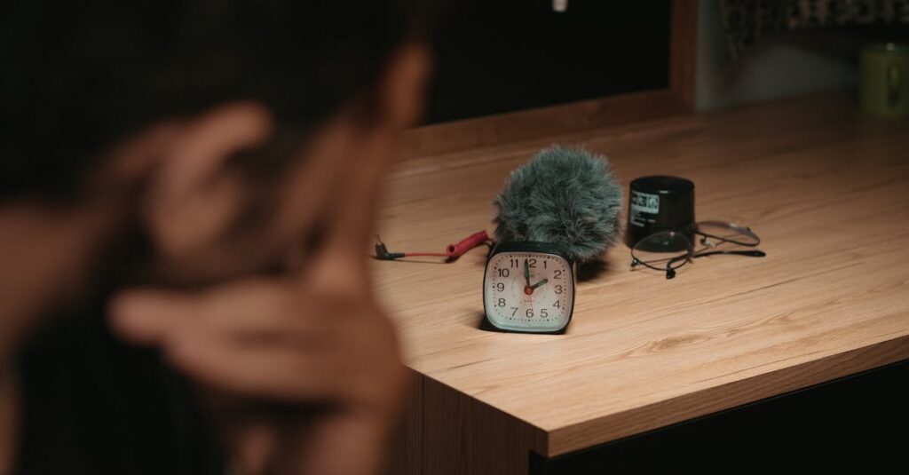 やわらかな夕方の光が差し込む静かな机。もう休みたいのに止まれない心の緊張を象徴する風景。