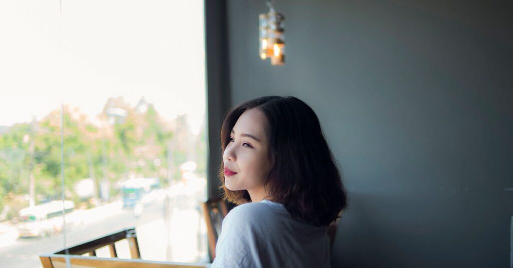 やわらかな光の中で穏やかに微笑む女性。自分を守りながら優しくあり続ける静かな強さを象徴する風景。
