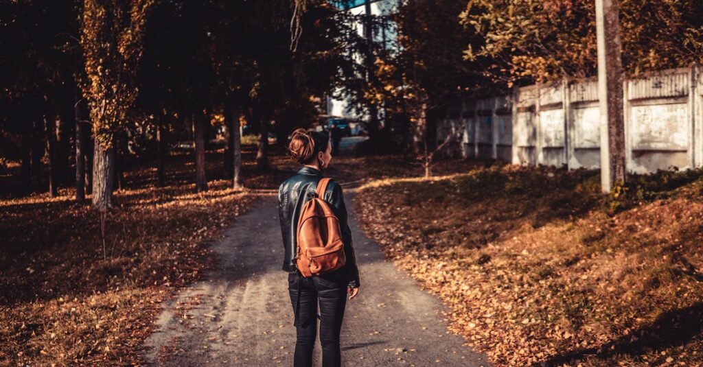 夕暮れの道をひとり歩く女性。人との距離を調整しながら、静かに自分を取り戻していく時間。