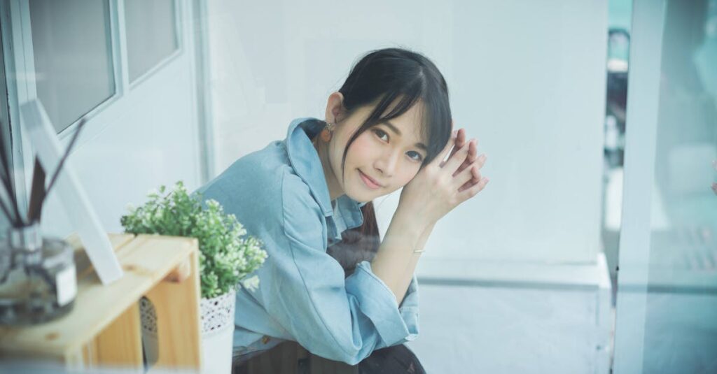 穏やかな朝の光の中で静かに微笑む女性。ちゃんとと上手く付き合えるようになった安堵を象徴する風景。