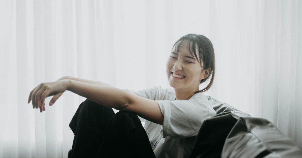 やわらかな光の中で穏やかに微笑む女性。自分を守りながら優しくあり続ける静かな強さを象徴する風景。