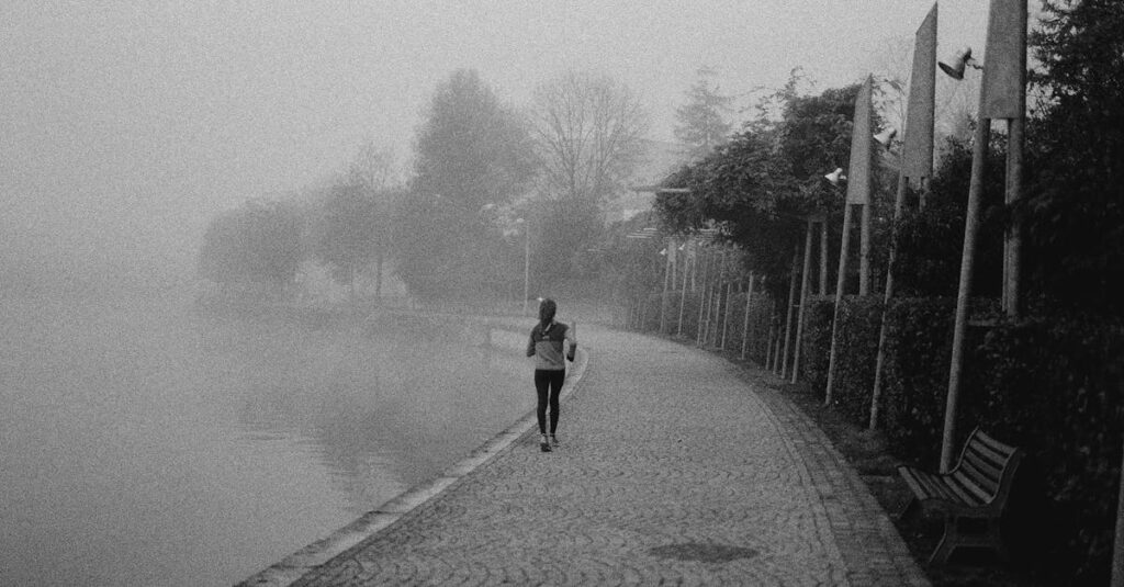 走り続けても安心にたどり着けない女性。ちゃんとし続けた疲れを象徴する静かな風景。