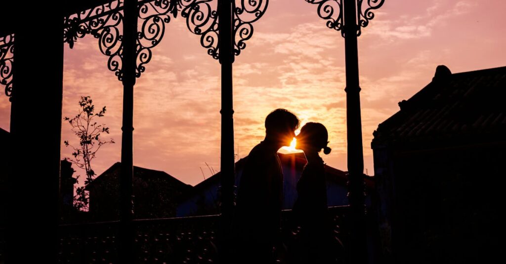 やわらかな夕方の光の中に続く静かな道。わかりあえなさを抱えながらも関係が続いていく余白を象徴する風景。