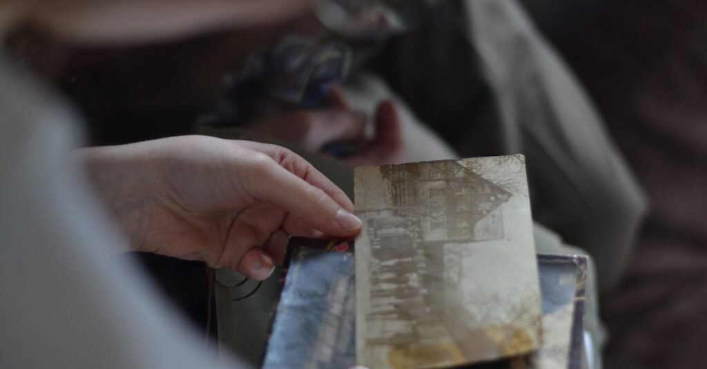 床に散らばる古い写真。懐かしい記憶がそっとよみがえる、静かな午後。