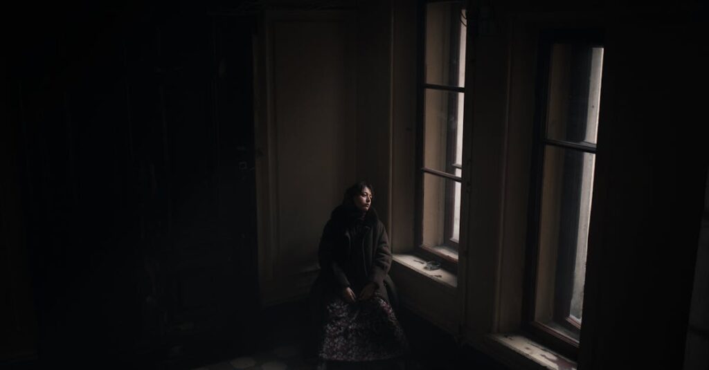 静かな部屋で光に包まれる姿。優しさと境界線の揺れを象徴する風景。