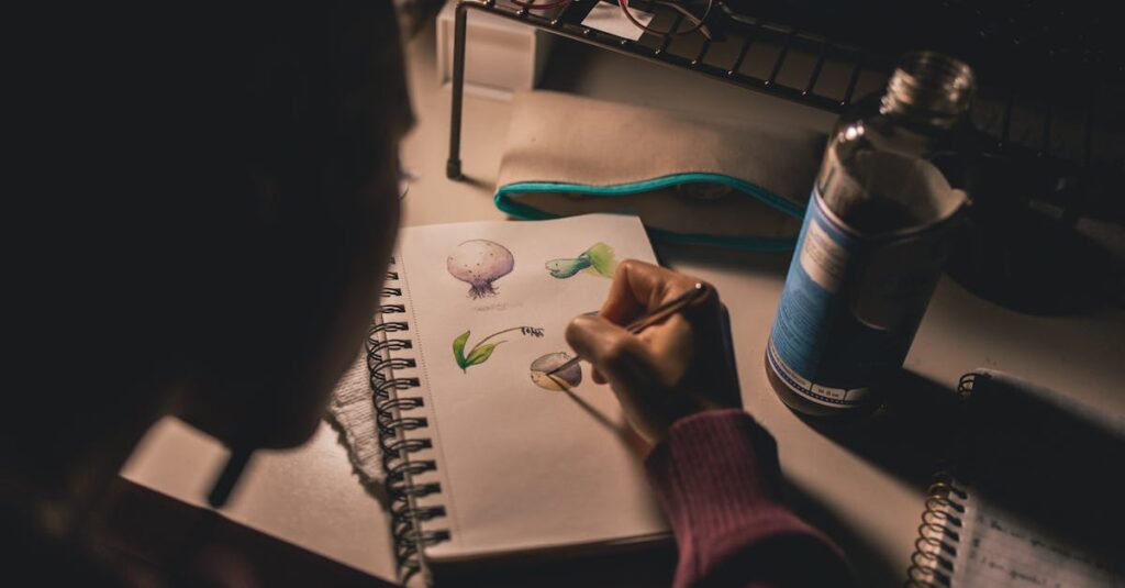 夜の机に落ちるやわらかな影とノート。伝えたい気持ちと守りたい気持ちのあいだで揺れる心を象徴する静かな風景。