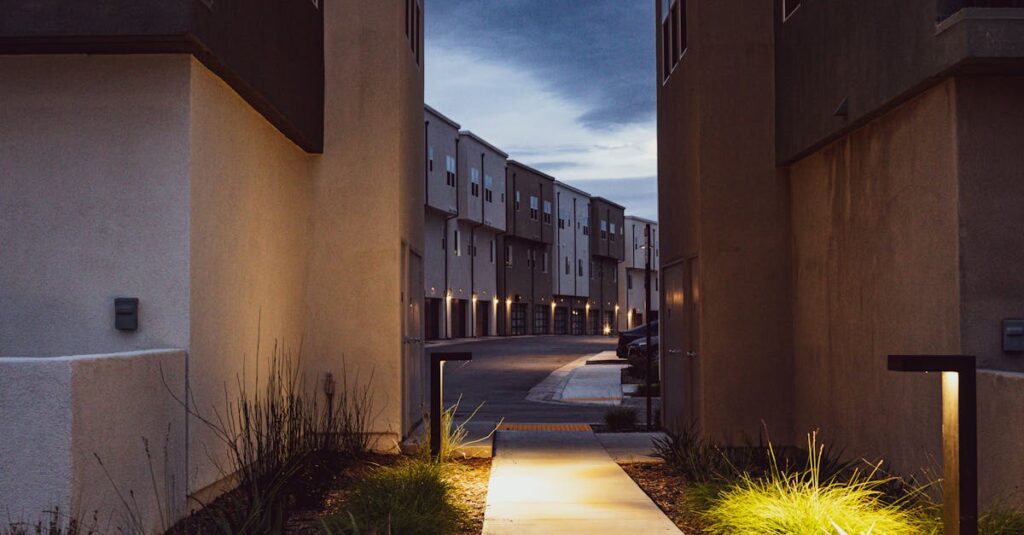 少し距離を置いて灯るふたつの光。近づきたい気持ちと離れたい気持ちが同時にある心を象徴する風景。